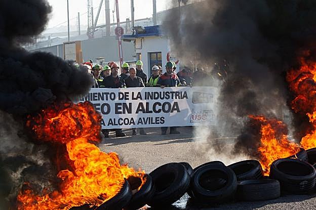 En las última semanas la quema de neumáticos ha sido protagonista de las movilizaciones que los trabajadores de la planta de Avilés realizan ante la factoría. 
