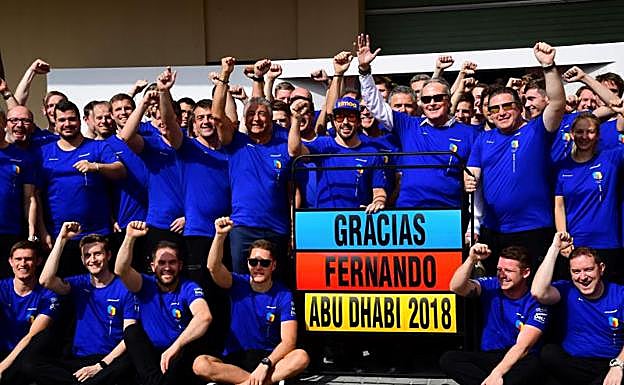 Alonso, junto a su equipo, en Abu Dabi.