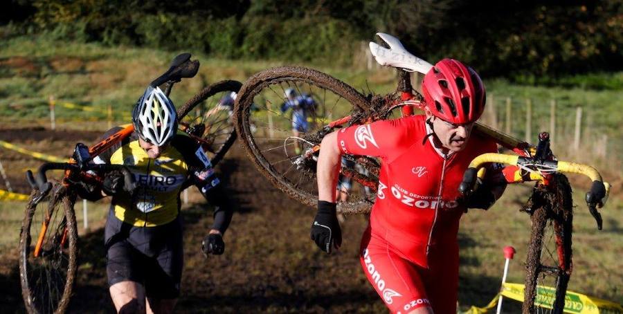 Más de 200 deportistas han participado en el 49 Ciclocross de la Tenderina. Esta prueba, disputada en los prados del Mercadín, es una de las clásicas de la disciplina en España. 