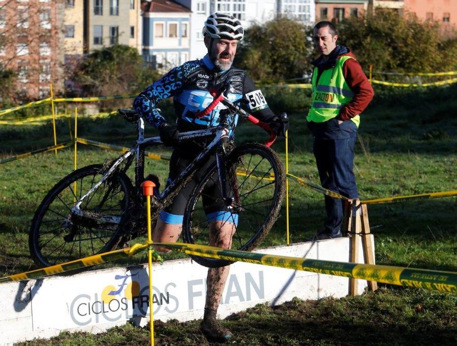 Más de 200 deportistas han participado en el 49 Ciclocross de la Tenderina. Esta prueba, disputada en los prados del Mercadín, es una de las clásicas de la disciplina en España. 