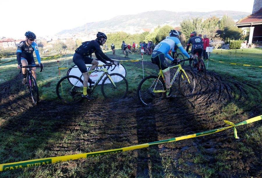 Más de 200 deportistas han participado en el 49 Ciclocross de la Tenderina. Esta prueba, disputada en los prados del Mercadín, es una de las clásicas de la disciplina en España. 