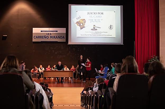 Su señoría Carlos Álvarez, sin toga, atienda el desarrollo del juicio. 