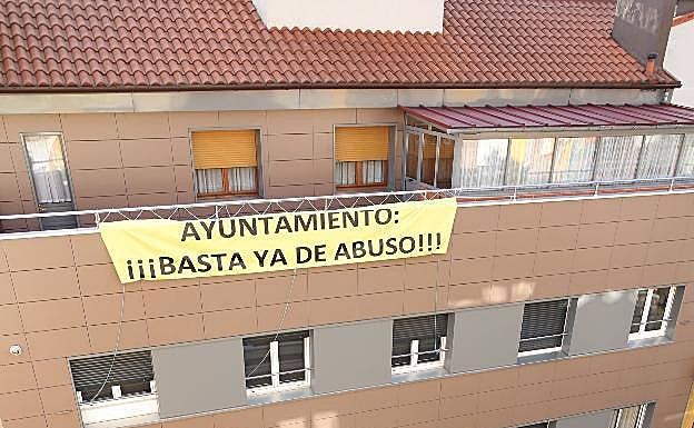 Una gran pancarta, sobre las terrazas de la sidrerías. 