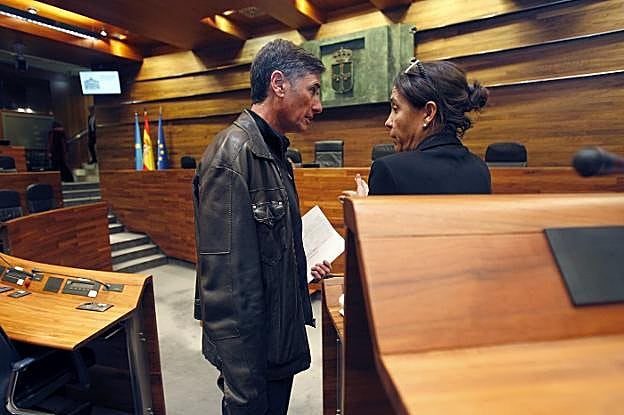 Enrique López y Dolores Carcedo conversan en el salón de plenos de la Junta General, el pasado viernes. 