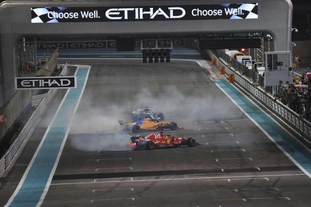 Hamilton y Vettel 'escoltan' a Alonso durante su última vuelta, a modo de homenaje. 