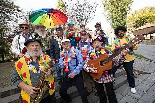 Los cofrades empiezan a preparar el Antroxu avileisno. 