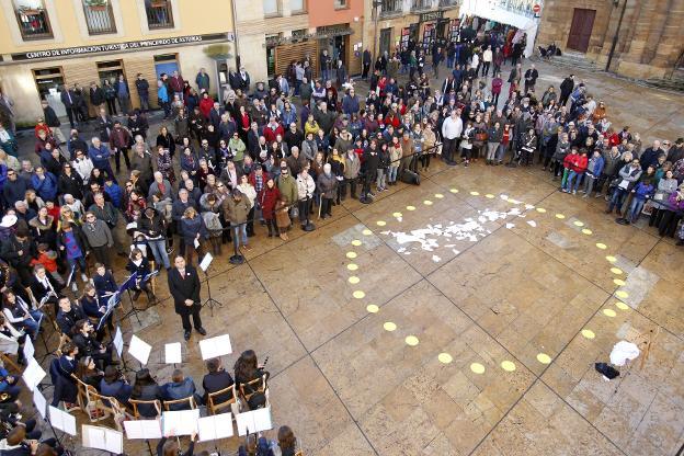 La sección juvenil de la banda junto al público que acudió al acto de Oviedo. 