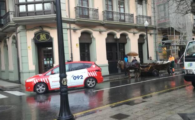 Multan a los dueños de un carromato por llevar chatarra sin sujeción por Gijón 