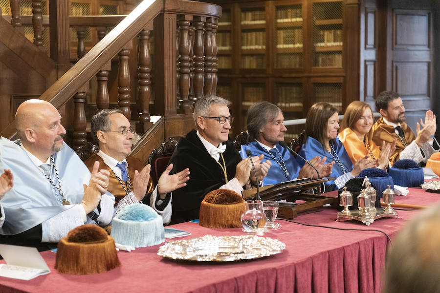 El rector Santiago García Granda ha presidido esta mañana el acto de celebración, en el que la directora de Salud Pública de la Organización Mundial de la Salud, María Neira, hizo un llamamiento a acabar con los combustibles fósiles.