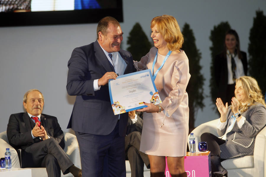 UNICEF, el Ministerio de Sanidad, la Federación Española de Municipios y Provincias y el Instituto Universitario de 'Necesidades y Derechos de la Infancia y la Adolescencia' hicieron entrega de estos premios en Oviedo.