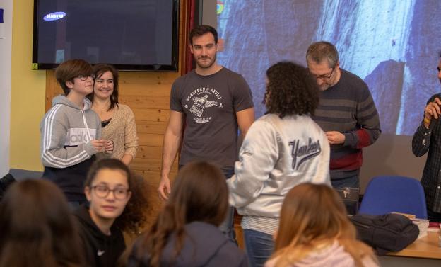 Reparto de carnés a tutores y tutorizados del programa TEI en el IES La Magdalena, en el salón de actos del CPR, con la concejala de Cultura, el piragüista Saúl Craviotto y el director, Oswaldo López. 