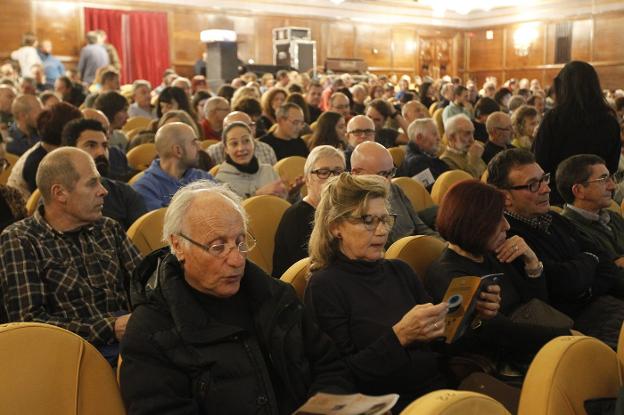 El Teatro Jovellanos se llenó para albergar la primera jornada de la Semana Internacional de Montaña Gijón . 