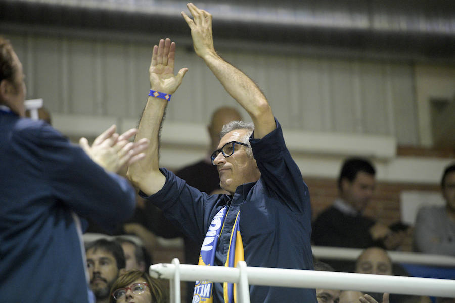 El conjunto ovetense logra su segunda victoria en Pumarín en una tarde marcada por los mensajes de apoyo al recién lesionado Fran Cárdenas