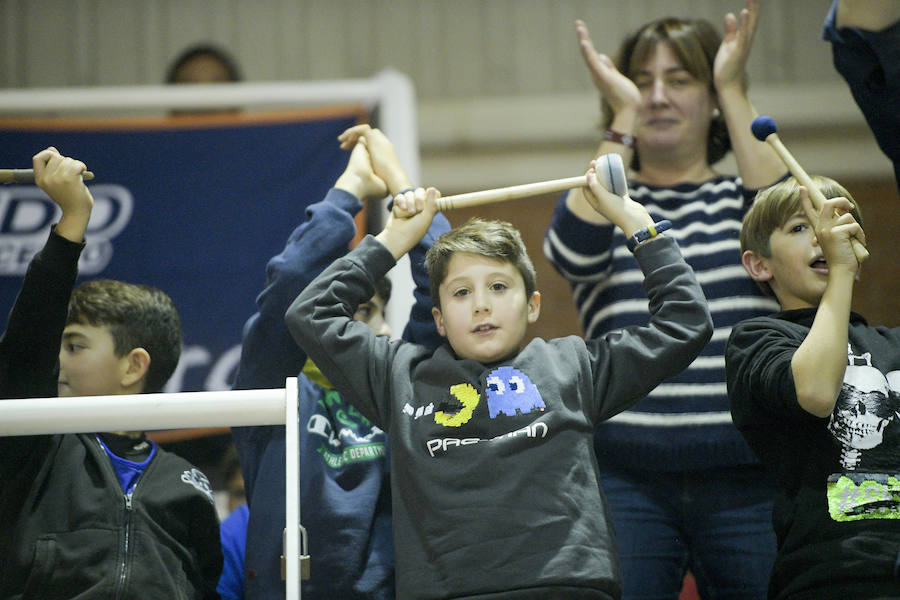 El conjunto ovetense logra su segunda victoria en Pumarín en una tarde marcada por los mensajes de apoyo al recién lesionado Fran Cárdenas