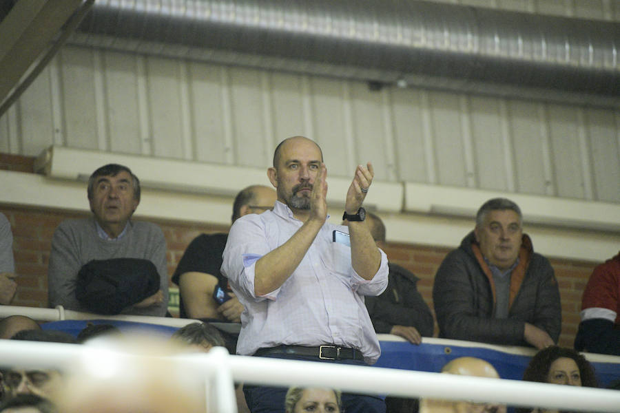 El conjunto ovetense logra su segunda victoria en Pumarín en una tarde marcada por los mensajes de apoyo al recién lesionado Fran Cárdenas