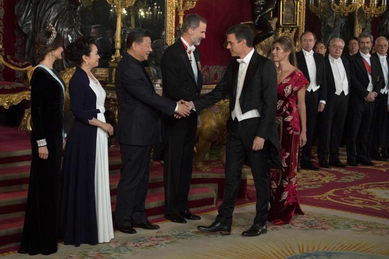 Begoña López apostó por un diseño rojo del asturiano Marcos Luengo. La Reina Letizia, todo al negro con un Varela que cedía el protagonismo a su flamante tiara. 