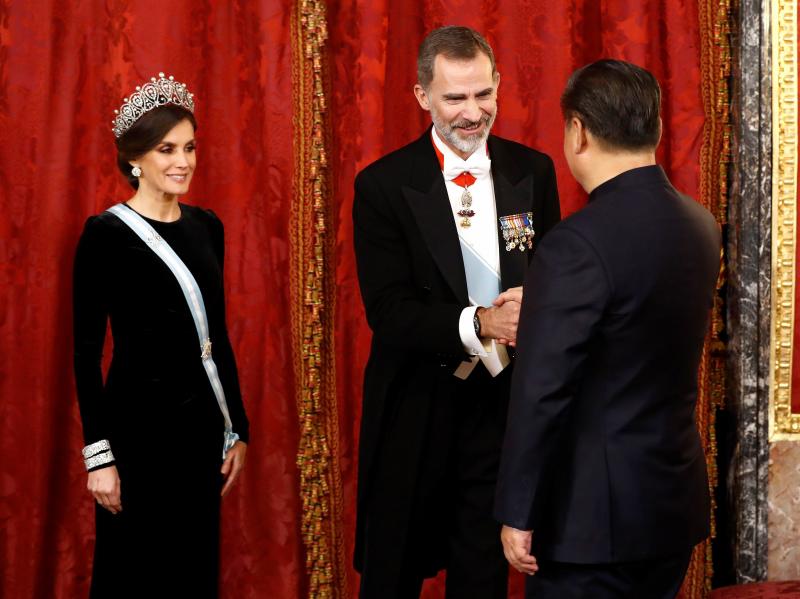 Begoña López apostó por un diseño rojo del asturiano Marcos Luengo. La Reina Letizia, todo al negro con un Varela que cedía el protagonismo a su flamante tiara. 