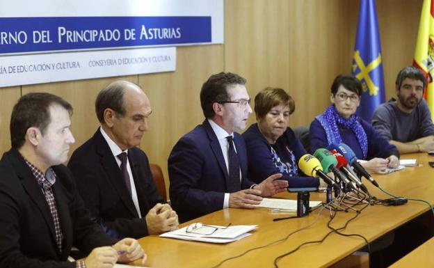 El consejero de Educación y Cultura, Genaro Alonso, informó en rueda de prensa sobre la jornada del profesorado.