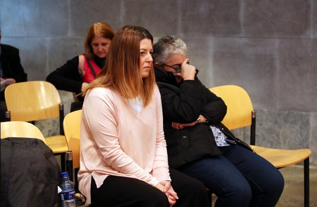 La exedil socialista Silvia Ruenes y la trabajadora social, durante el juicio celebrado en Oviedo. 