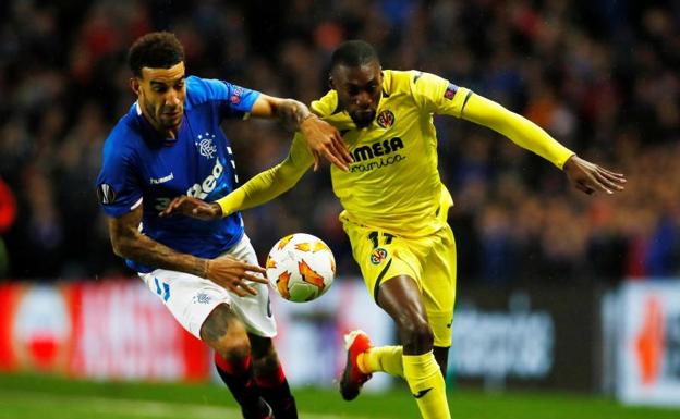 Ekambi (d) y Goldson, en la disputa de un balón. 