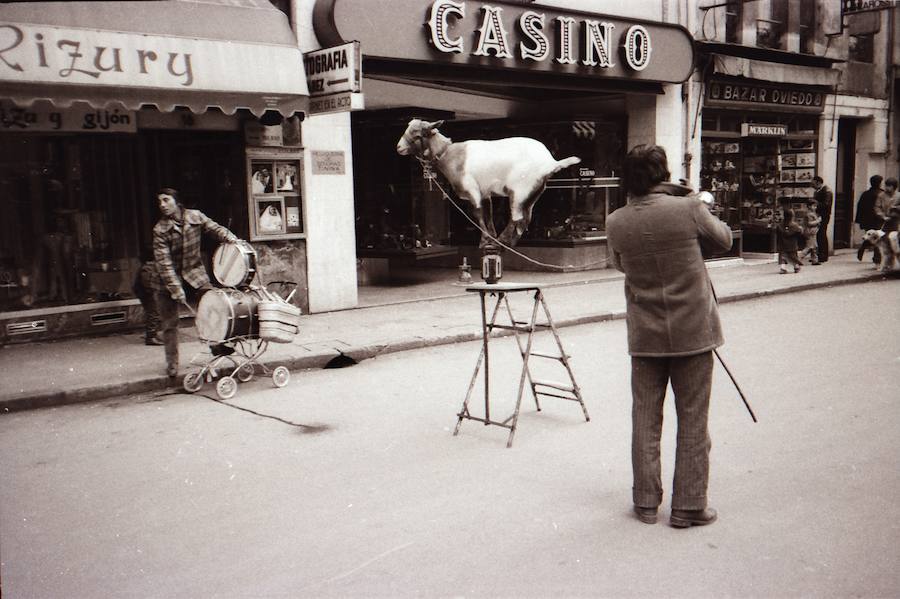 La familia del fotoperiodista, que retrató con su cámara la realidad de la región desde los años 40 hasta poco antes de su muerte en 2012, ha donado unas 200.000 imágenes a el Museo del Pueblo de Asturias
