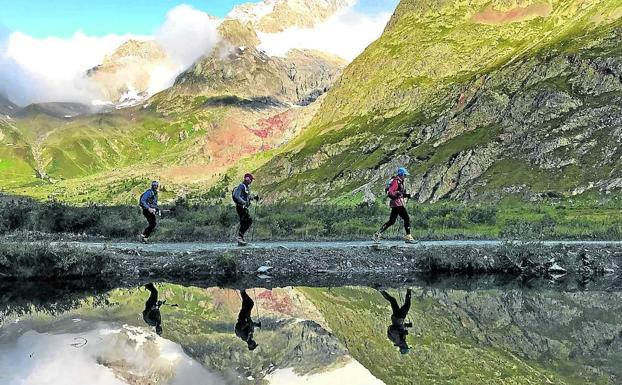 Corredores de una competición ultra trail organizada en el macizo del Mont Blanc. 