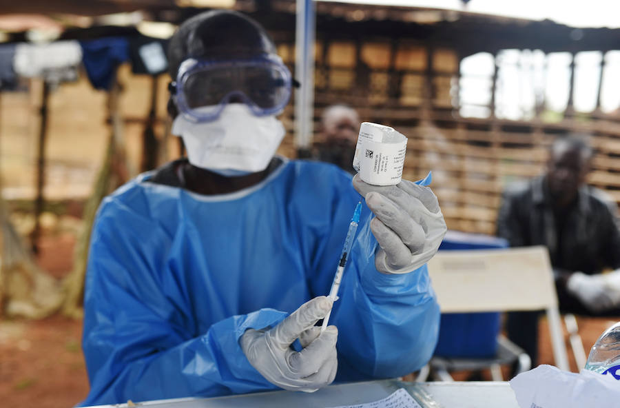 Un trabajador de salud congoleño se prepara para administrar la vacuna contra el ébola.