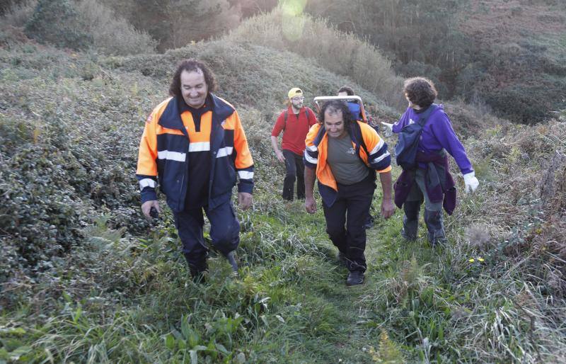 El equipo científico del Museo del Jurásico de Asturias (MUJA) ha recuperado hoy una huella de terópodo, un dinosaurio bípedo y carnívoro, de los acantilados de Tazones, en Villaviciosa, con la ayuda del helicóptero de Bomberos del Servicio de Emergencias del Principado de Asturias (SEPA)