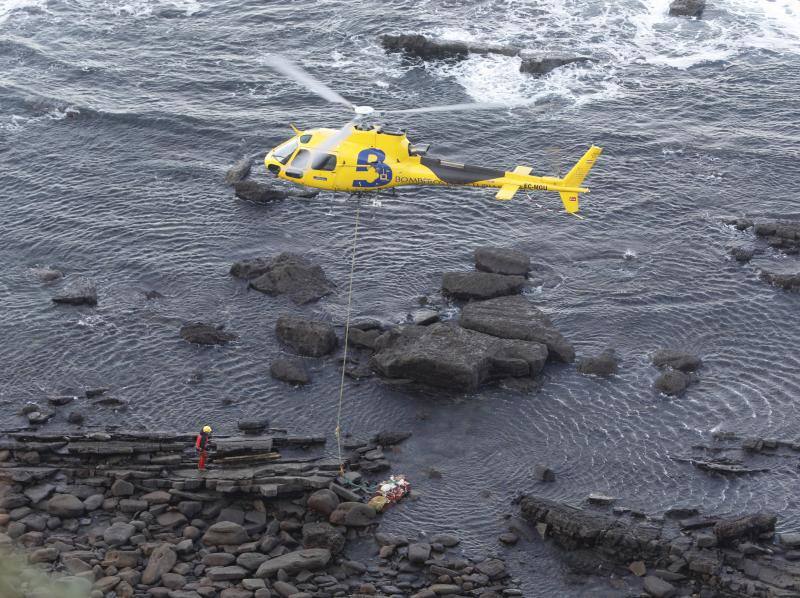 El equipo científico del Museo del Jurásico de Asturias (MUJA) ha recuperado hoy una huella de terópodo, un dinosaurio bípedo y carnívoro, de los acantilados de Tazones, en Villaviciosa, con la ayuda del helicóptero de Bomberos del Servicio de Emergencias del Principado de Asturias (SEPA)