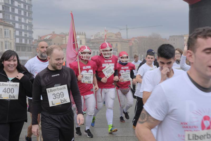 Más de 300 personas participan en la 19ª Carrera contra el SIDA en Gijón.