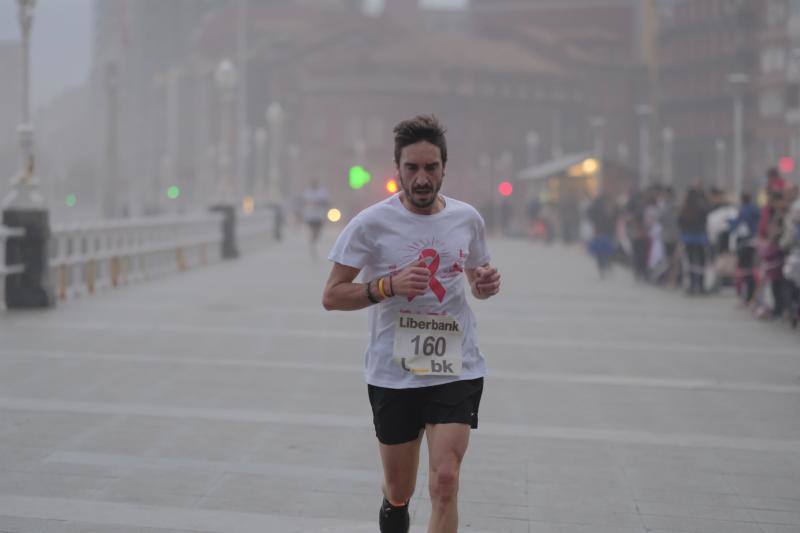 Más de 300 personas participan en la 19ª Carrera contra el SIDA en Gijón.