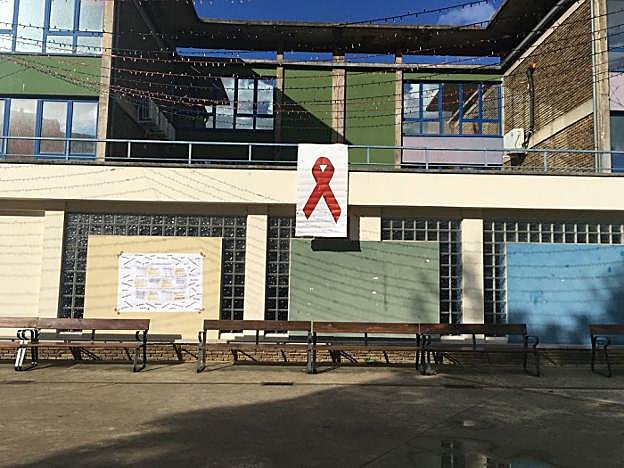 Lazo rojo en la fachada del Tomás y Valiente. 