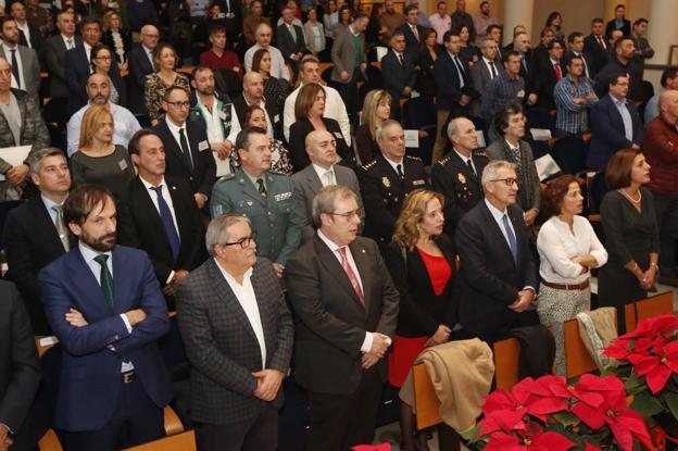 En el centro, el alcalde de Mieres, Aníbal Vázquez; el presidente de Hunosa, Gregorio Rabanal; la directora general de Minería, Belarmina Díaz; y el rector de la Universidad de Oviedo, Santiago García Granda, en la entrega de premios de antigüedad de la hullera. 