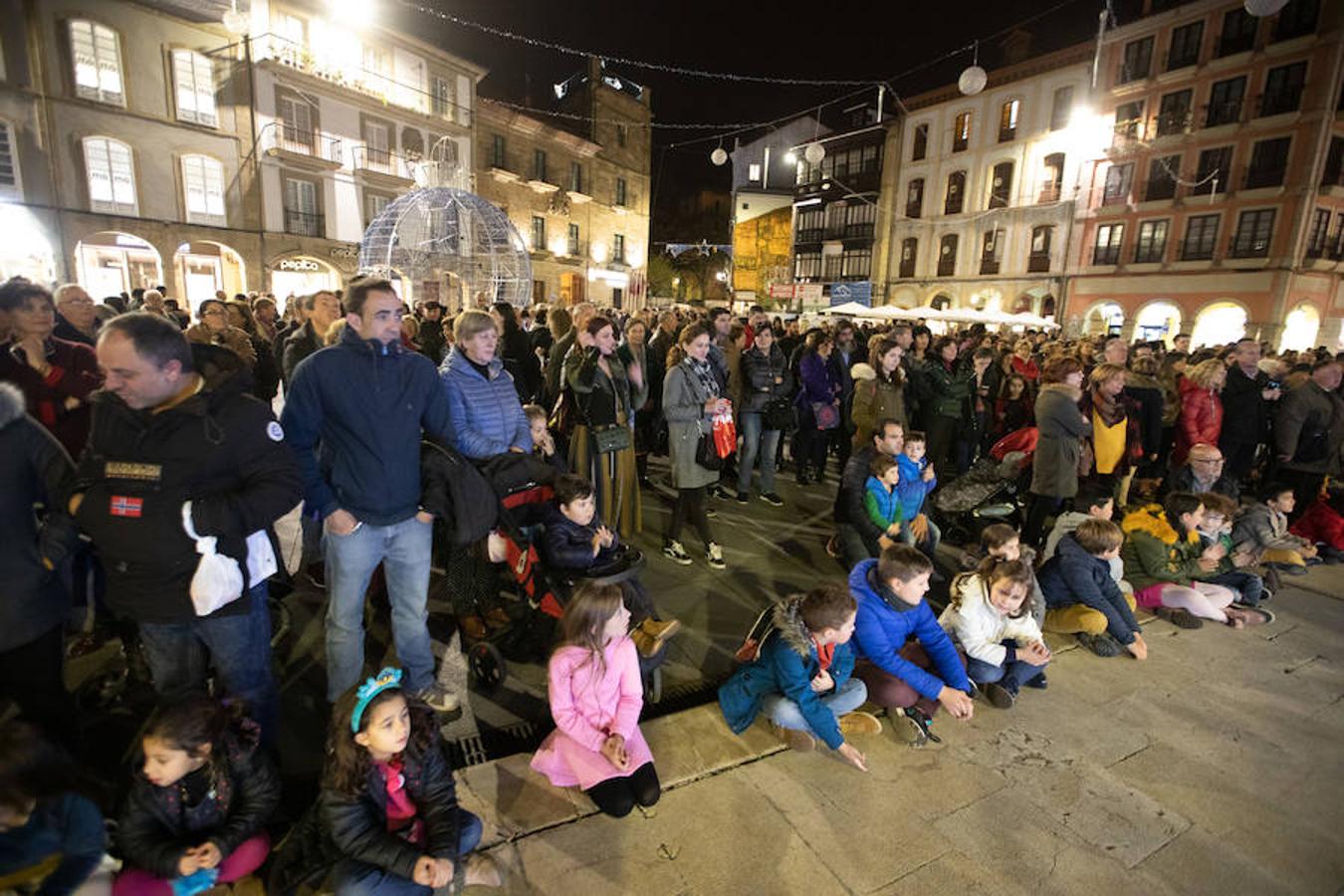 Las calles del casco histórico de Avilés y del barrio de La Luiz ya lucen el alumbrado navideño tras el acto simbólico celebrado en la plaza de España.