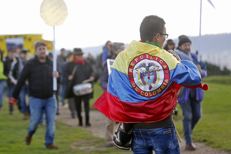 Unas 200 personas se han manifestado este sábado en Gijón en contra del uso del carbón como combustible y la generación eléctrica de las térmicas