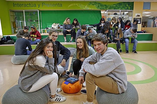 Alumnos del IES de la Laboral, en el aula, sin mesas y sillas, con pufs, gradas, iPads, un croma y mucha participación. 