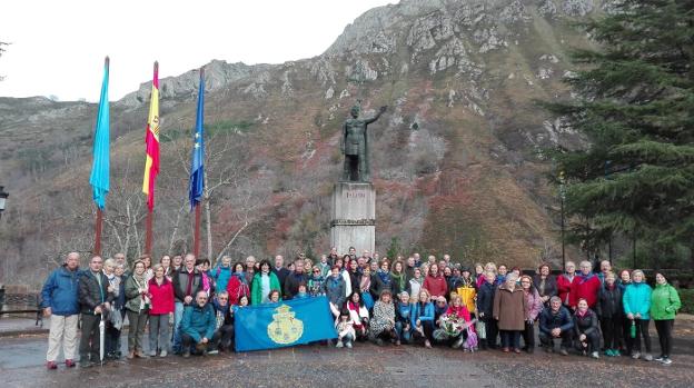 Peregrinos recuerdan en Covadonga a Félix Llaneza