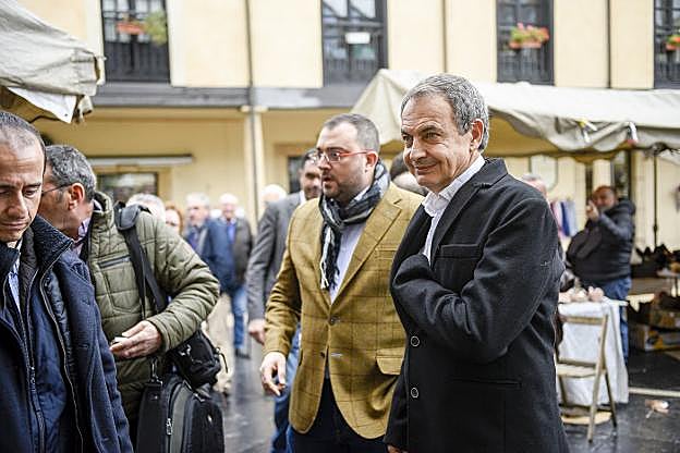 Adrián Barbón y José Luis Rodríguez Zapatero, antes de entrar en la biblioteca pública Ramón Pérez de Ayala de Oviedo. 