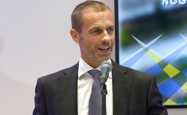 El presidente de la UEFA durante la inauguración de la nueva sede de la Federación de Fútbol en Bosnia