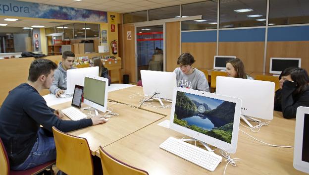 Alumnos del IES de la Laboral, que disfrutan de las últimas tecnologías en su aula dinámica. 