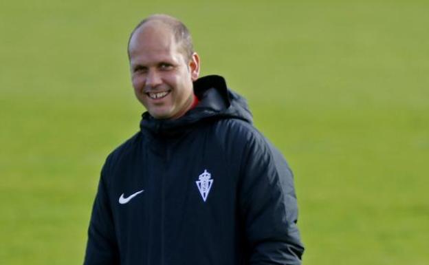 José Alberto López, sonriente, en el entrenamiento que dirigió en la mañana de ayer en Mareo. 