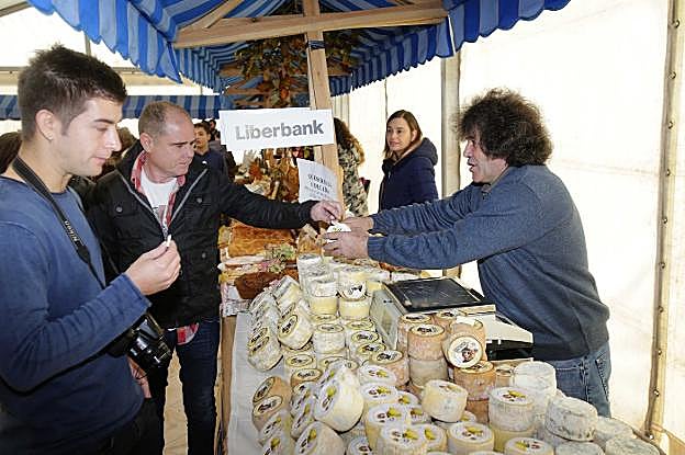Salvador Pilar, de la quesería La Collada, atiende a varios clientes en San Juan de Beleño. 