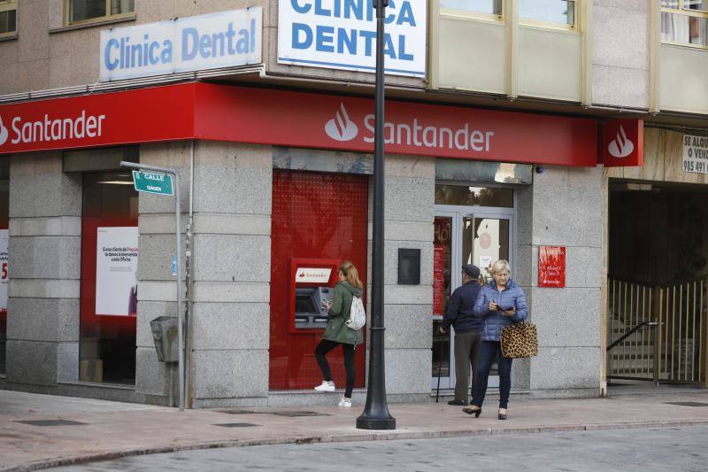 Tres personas han sido detenidas tras acceder al interior de la sucursal del Banco Santander situada en el centro de la villa, en la plaza Alfonso X el Sabio, con la intención de robarlo.
