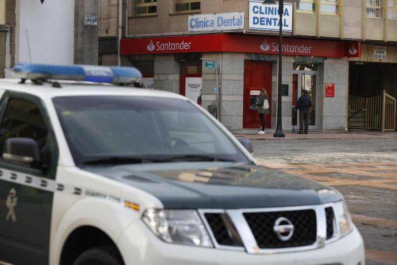Tres personas han sido detenidas tras acceder al interior de la sucursal del Banco Santander situada en el centro de la villa, en la plaza Alfonso X el Sabio, con la intención de robarlo.