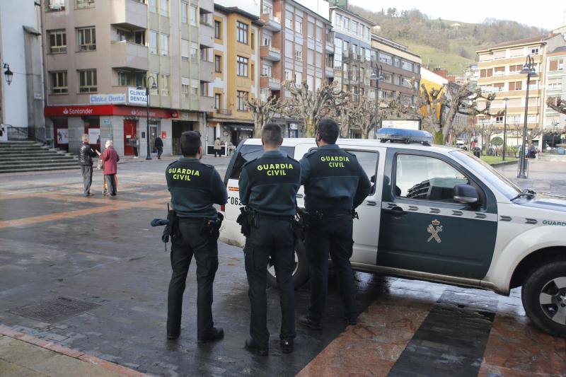 Tres personas han sido detenidas tras acceder al interior de la sucursal del Banco Santander situada en el centro de la villa, en la plaza Alfonso X el Sabio, con la intención de robarlo.