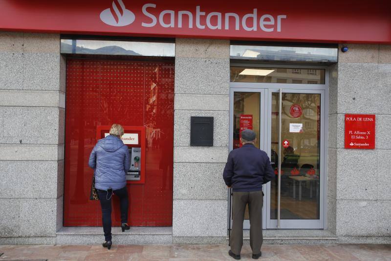Tres personas han sido detenidas tras acceder al interior de la sucursal del Banco Santander situada en el centro de la villa, en la plaza Alfonso X el Sabio, con la intención de robarlo.