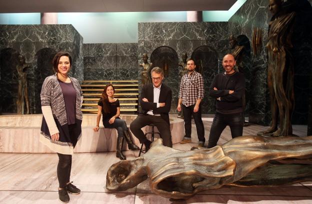 Daniela Mack, Anna Alàs i Jové, Corrado Rovaris, Alek Shrader y Javier Menéndez, durante un descanso de los ensayos que se desarrollan estos días en el Teatro Campoamor. 