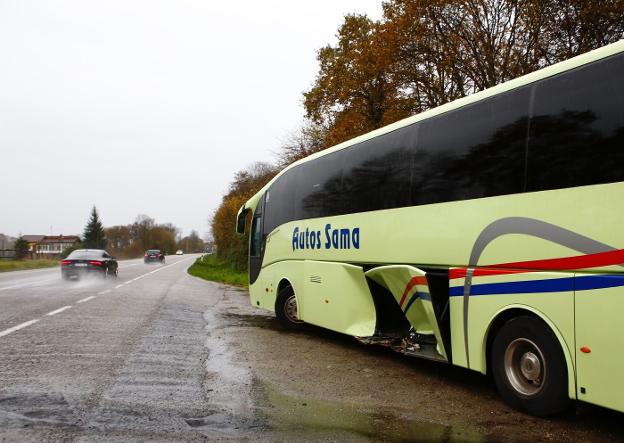 El autobús implicado en el choque aparcado a un lado de la carretera. 