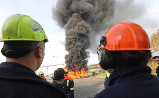 Quema de neumáticos esta mañana en las instalaciones de Alcoa en Avilés.