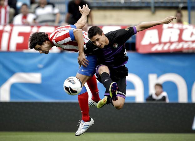 Omar Ramos, durante su etapa en el Valladolid, pelea un balón con el atlético Thiago.